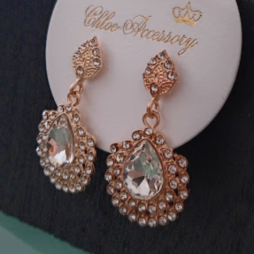 CHLOE ACCESSORY Glamorous Gold Clear Crystal Pear Shaped Drop Earrings**NEW! - Picture 3 of 4